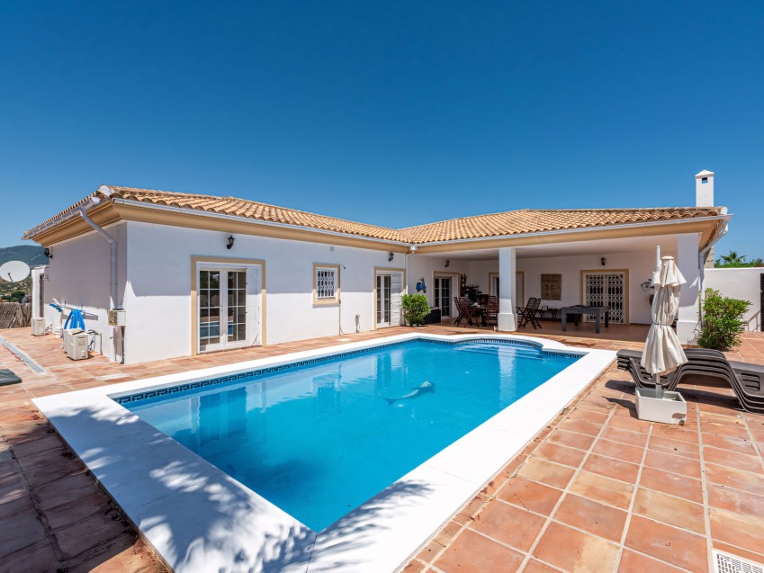Spacious 7-bedroom villa with two pools at La Cala Golf, Mijas